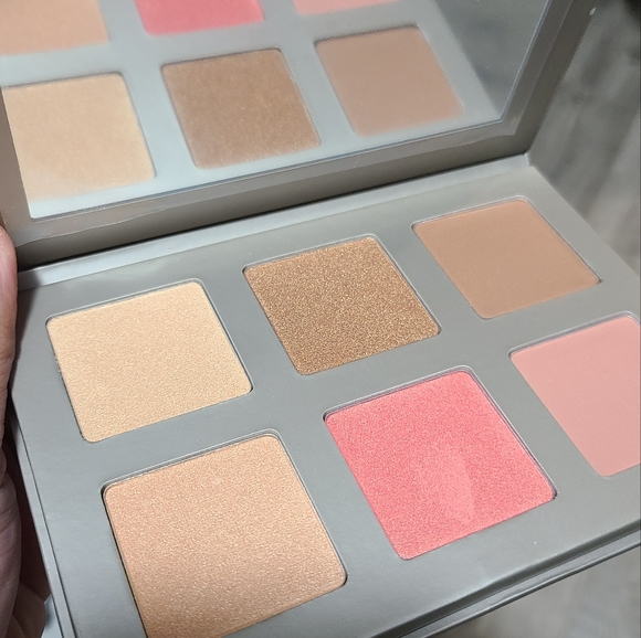 Iconic London Blaze Chaser Face Palette (NWT) - Picture 2 of 2